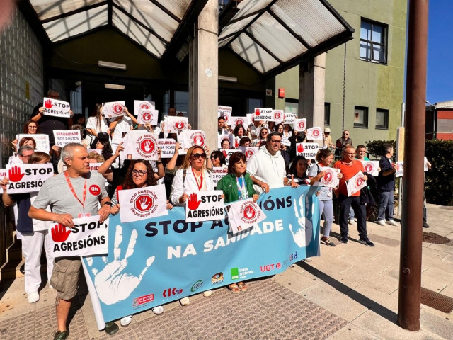 Concentración ante el centro de salud de Carballo