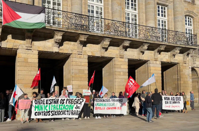 Concentración de trabajadores de Ryanair, centros socioculturales y SAF a las puertas del Ayuntamiento de Santiago, a 25 de septiembre de 2025.