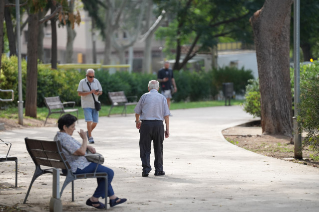 Varias personas en un parque, a 17 de septiembre de 2025, en Barcelona, Catalunya (España). Cataluña afronta un marcado envejecimiento de su población: el 19,7 % de los habitantes tiene más de 65 años (alrededor de 1,6 millones de personas), y esta propor