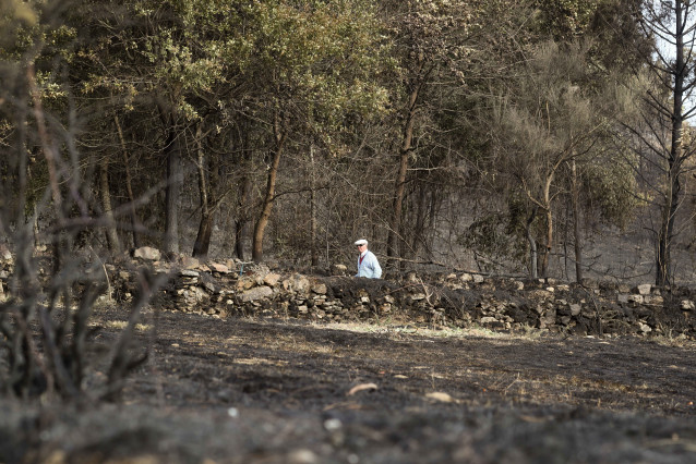 Vecinos de Pantón observan las labores de extinción del incendio de Pantón, a 22 de septiembre de 2025, en Pantón, Lugo (España). El incendio declarado el pasado jueves en el municipio lucense de Pantón sigue activo, según ha informado la Consellería do M