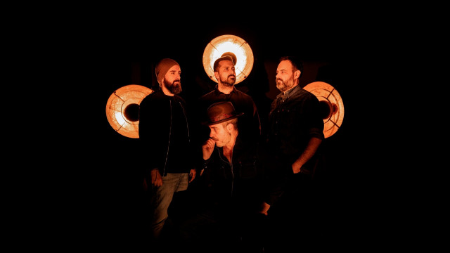 Eladio y Los Seres Queridos estrenan en formato físico su nuevo álbum 'B.S.O. 2005-2025'