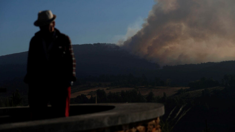 Incendio forestal en Rubiá obliga a cortar la N-120 mientras la vista está puesta en la Serra do Xurés