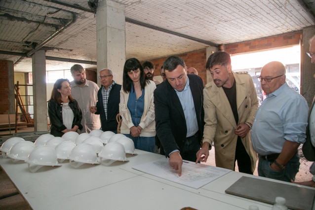 El presidente provincial, Valentín González Formoso, acompañado del alcalde de Noia, Francisco Pérez Caamaño, hace visitas en el municipio.