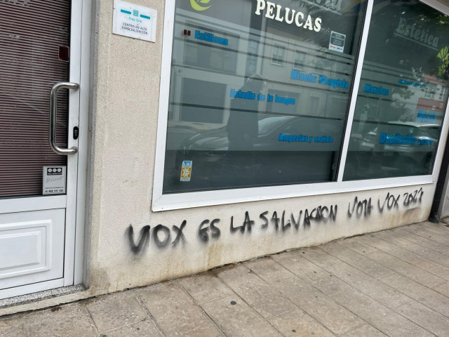 Pintada en el edificio de la sede provincial del PSOE de Lugo