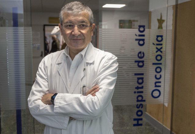El doctor Rafael López López, jefe de Oncología del CHUS, reconocido con el Premio Ourensanía 2025
