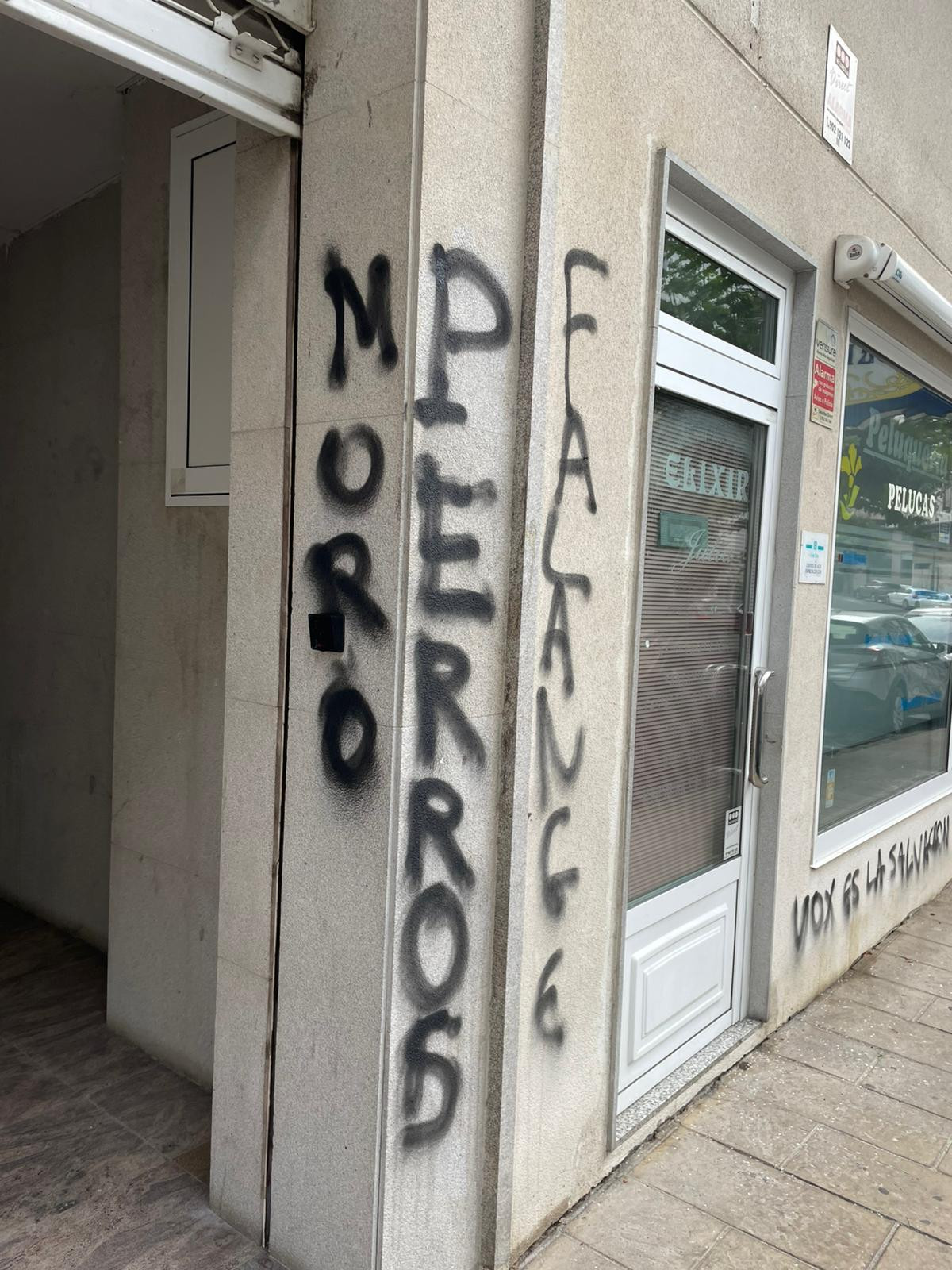 Pintadas en la sede del PSOE de Lugo