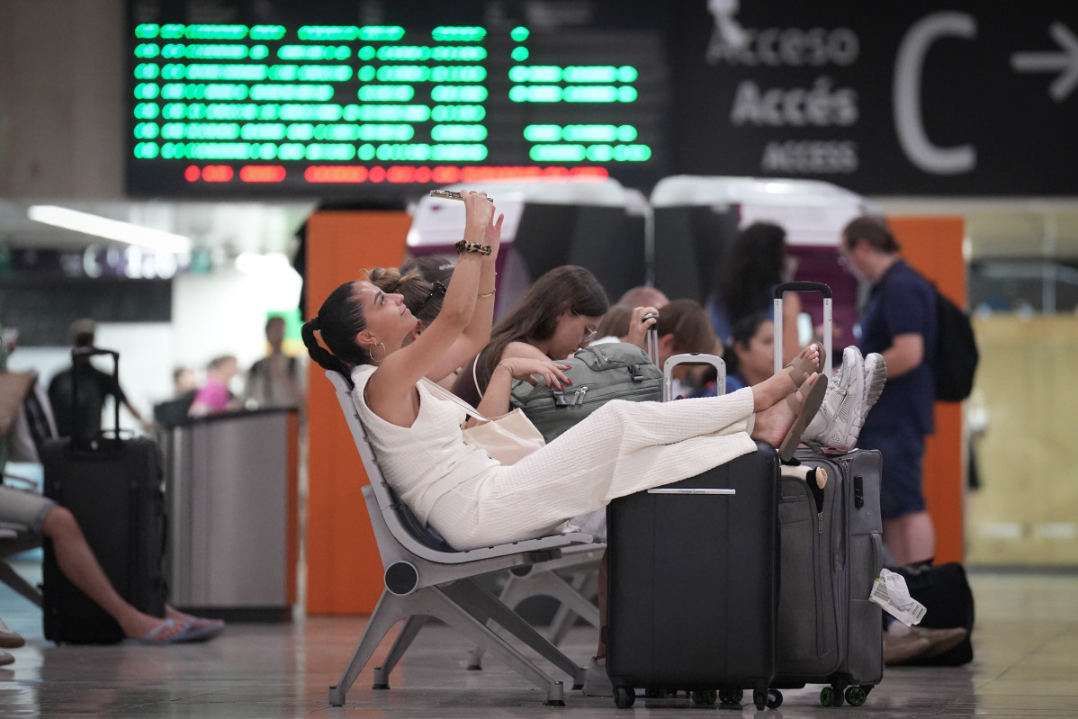 EuropaPress 6895988 varias personas maletas estacion sants agosto 2025 barcelona catalunya