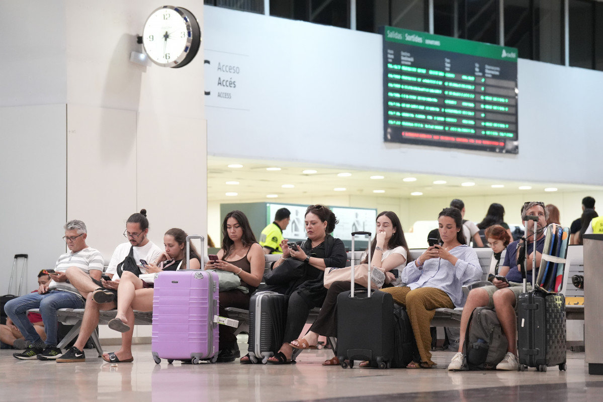 EuropaPress 6895989 varias personas maletas estacion sants agosto 2025 barcelona catalunya