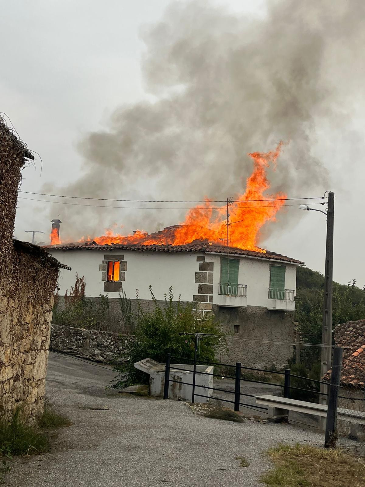 Una casa ardiendo durante el incendio de Pombeiro en la aldea de Budiu00e1n en una imagen de Onda Cero Monforte