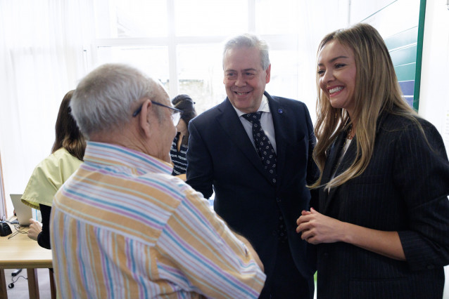 El conselleiro de Sanidade, Antonio Gómez Caamaño, y la conselleira de Política Social e Igualdade, Fabiola García, asisten al inicio de la campaña de vacunación de gripe y covid para usuarios de centros residenciales. Santiago de Compostela.