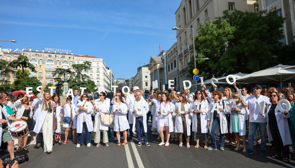 Archivo - Un grupo de médicos con batas blancas se manifiestan, durante una huelga general convocada por la Confederación Española de Sindicatos Médicos (CESM) y el Sindicato Médico Andaluz (SMA)