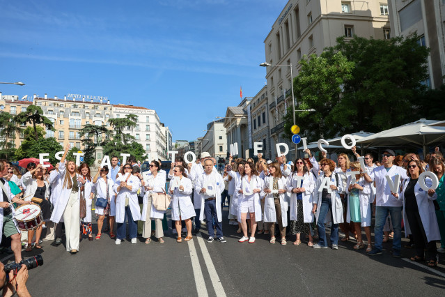 Archivo - Un grupo de médicos con batas blancas se manifiestan, durante una huelga general convocada por la Confederación Española de Sindicatos Médicos (CESM) y el Sindicato Médico Andaluz (SMA), a 13 de junio de 2025.