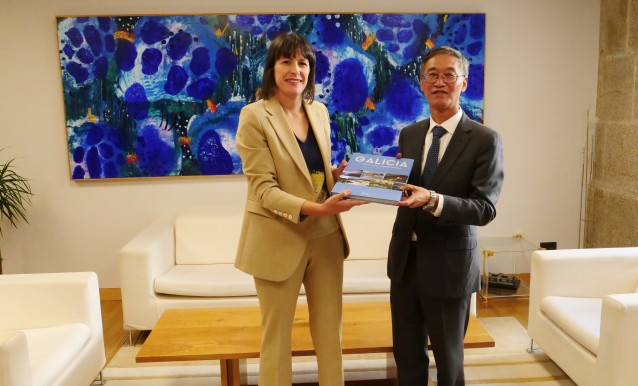 La portavoz nacional del BNG, Ana Pontón, se reúne con el embajador de China en España, Yao Jing, en el Parlamento de Galicia