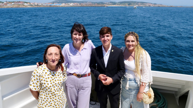 Archivo - La portavoz nacional del BNG, Ana Pontón, junto al alcalde de Ribeira, Luís Pérez, en la celebración del Día del Carmen.