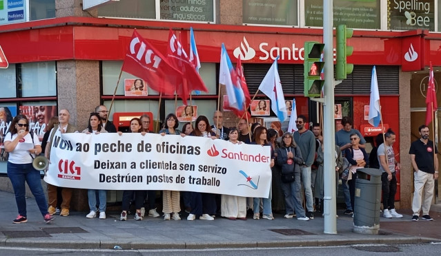 Protesta convocada por la CIG ante una oficina del Banco Santander de Vigo, por el cierre de sucursales.