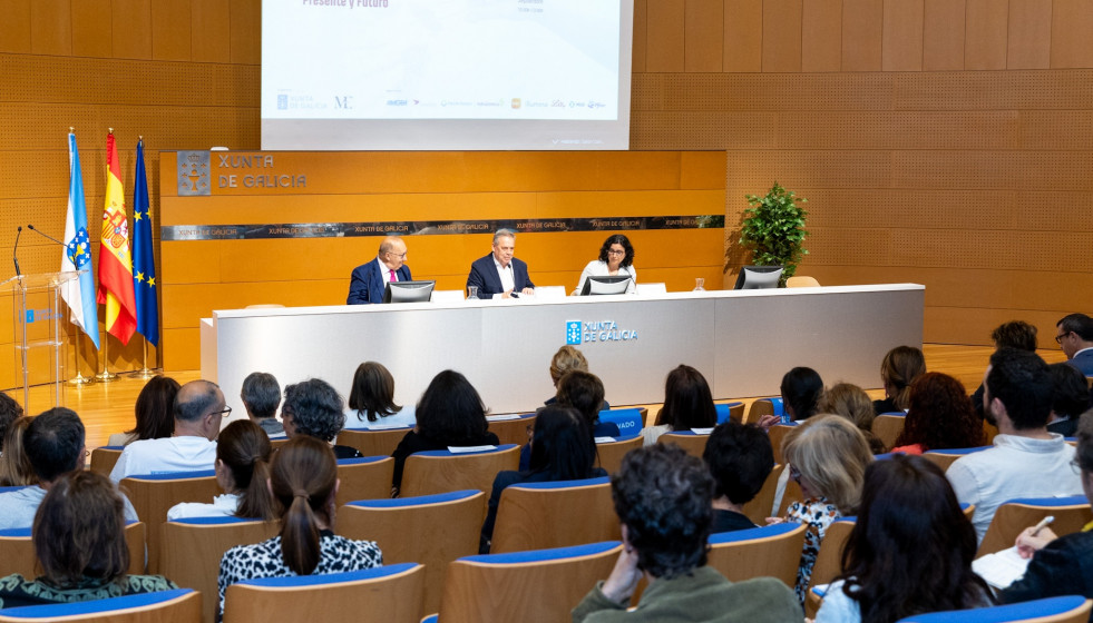 El conselleiro de Sanidade, Julio García Comesaña, inaugura la jornada de apertura del programa formativo 'Medicina personalizada e de precisión: presente e futuro', en Santiago de Compostela