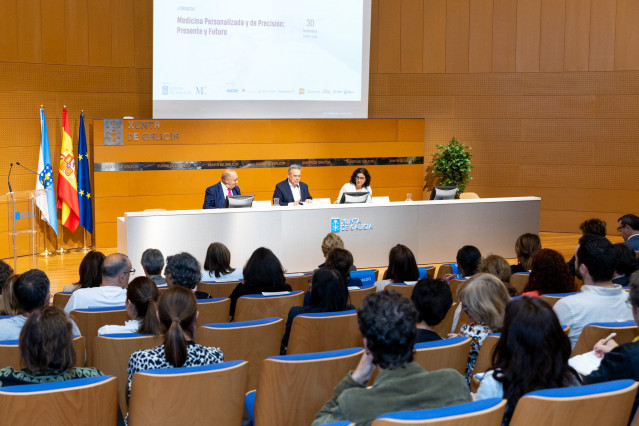 El conselleiro de Sanidade, Julio García Comesaña, inaugura la jornada de apertura del programa formativo 'Medicina personalizada e de precisión: presente e futuro', en Santiago de Compostela