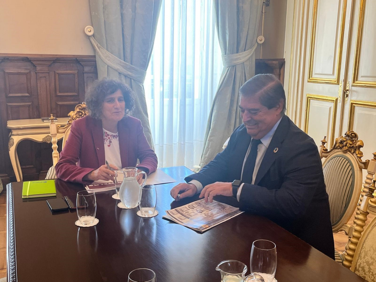 La alcaldesa de Santiago de Compostela, Goretti Sanmartín,y el nuevo subdelegado del Gobierno en A Coruña, Julio Abalde