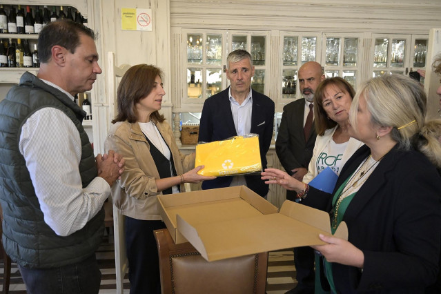 La conselleira de Medio Ambiente e Cambio Climático, Ángeles Vázquez,  mantiene una reunión con representantes del sector hostelero