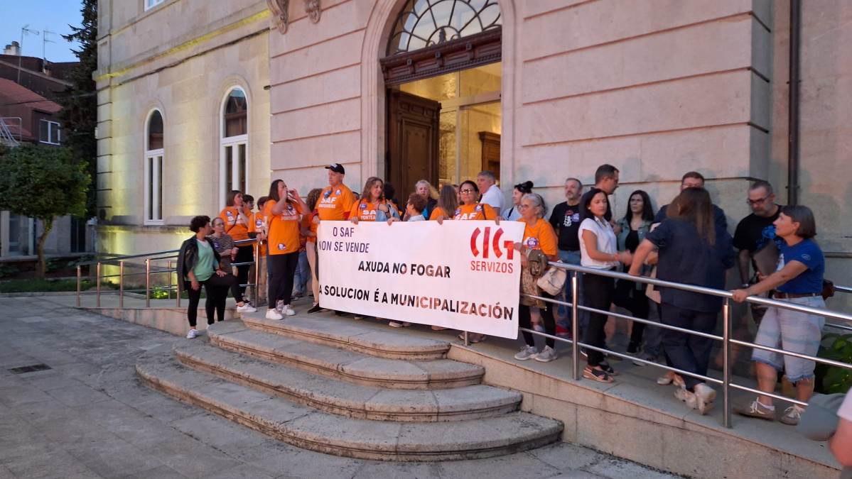 Traballadoras do SAF na porta do Concello despois de que Nava Castro suspu00e9ndese a sesiu00f3n