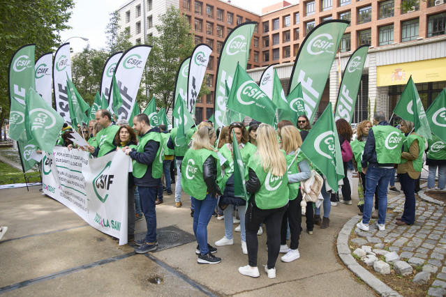 Archivo - Decenas de personas durante una concentración ante la sede del Ministerio de Sanidad, a 14 de mayo de 2025, en Madrid.