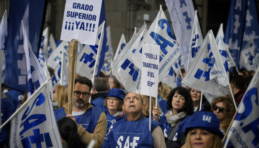 Archivo - Técnicos sanitarios durante la manifestación, frente al Ministerio de Sanidad, a 17 de octubre de 2024, en Madrid.