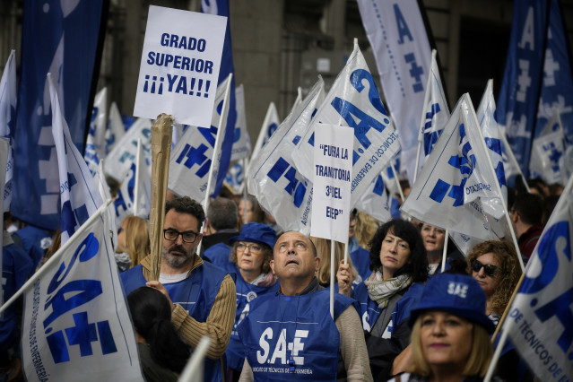 Archivo - Técnicos sanitarios durante la manifestación, frente al Ministerio de Sanidad, a 17 de octubre de 2024, en Madrid.