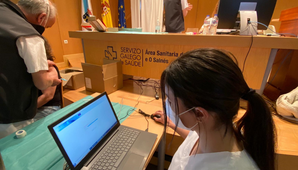 Archivo - Vacunación de docentes en el área sanitaria de Pontevedra. Foto de archivo.