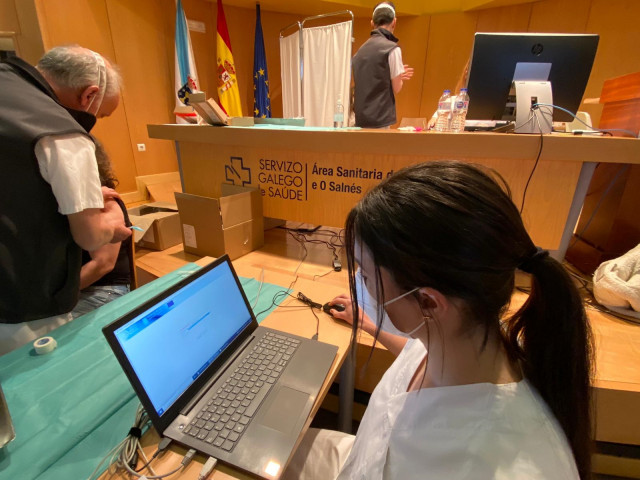 Archivo - Vacunación de docentes en el área sanitaria de Pontevedra. Foto de archivo.