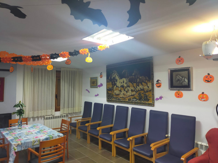 Un emigrante sin papeles cuidaba a 6 ancianos en la residencia cerrada en Amoeiro que la Xunta inspeccionó semanas antes