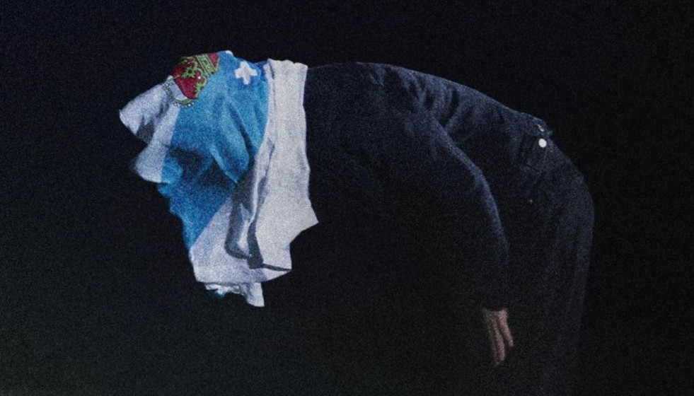 Sen Senra con la bandera gallega en la portada de su disco