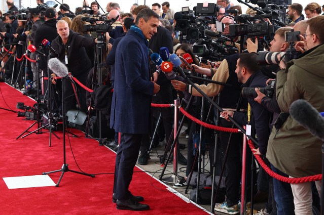 El presidente del Gobierno, Pedro Sánchez, atiende a los medios a su llegada a la Reunión informal de Jefes de Estado y de Gobierno de la Unión Europea, en Copenhague (Dinamarca).