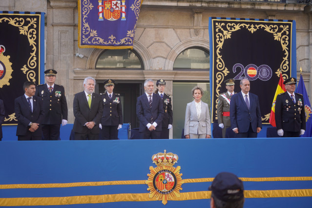 El ministro del Interior, Fernando Grande-Marlaska (4i), preside el acto central del Día de la Policía, a 2 de octubre de 2025, en Vigo, Pontevedra, Galicia (España).
