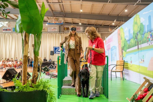 La conselleira de Política Social, Fabiola García, en un acto con perros guía de la ONCE