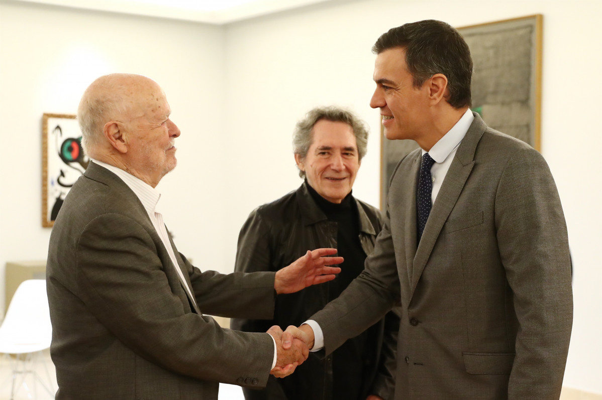 El presidente del Gobierno se reúne en Moncloa con los representantes del manifiesto  'Hay que parar la guerra. Ni genocidio ni terrorismo'.