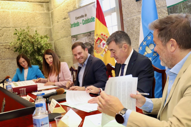 La conselleira de Medio Rural, María José Gómez, y el conselleiro de Educación, Ciencia, Universidades e Formación Profesional, Román Rodríguez firman proyecto para impulsar una red de calor con caldera de biomasa en Cerdedo-Cotobade.