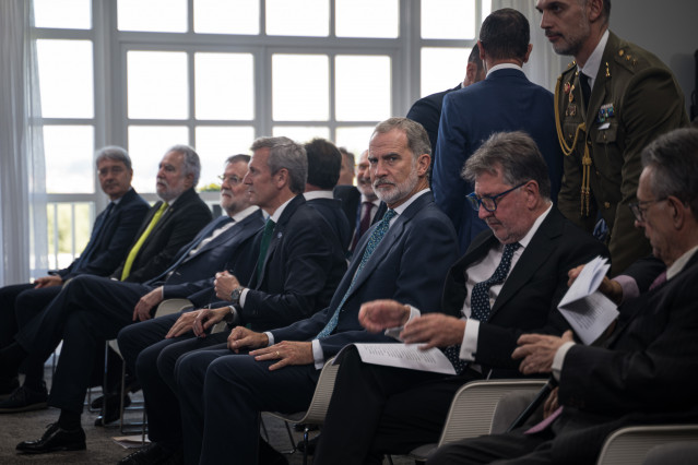 El Rey Felipe VI (c) durante la inauguración del 'Foro La Toja - Vínculo Atlántico', en el Eurostars Gran Hotel La Toja, a 2 de octubre de 2025, en O Grove, Pontevedra, Galicia (España).