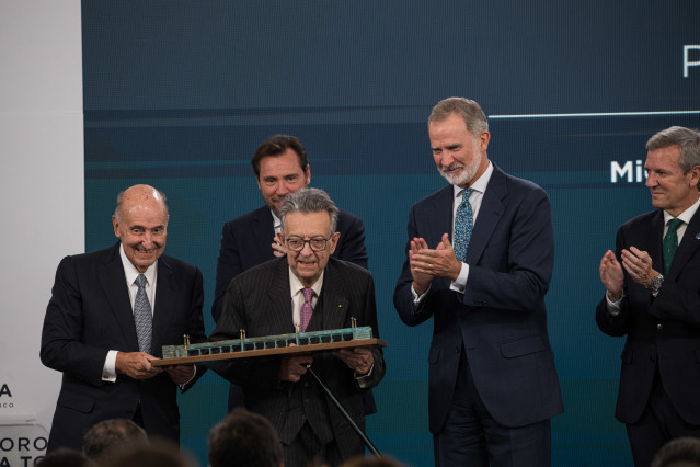 El Rey Felipe VI  entrega el Premio Foro La Toja 2025 a Miquel Roca y Miguel Herrero y Rodríguez de Miñón, 'padres' de la Constitución.