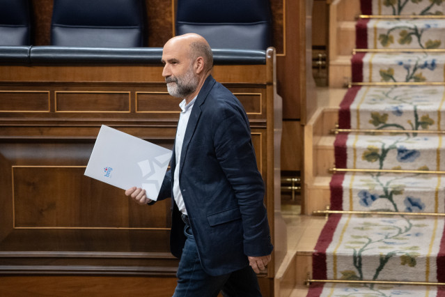 Archivo - El diputado de BNG, Néstor Rego, durante una sesión plenaria, en el Congreso de los Diputados, a 17 de junio de 2025, en Madrid .
