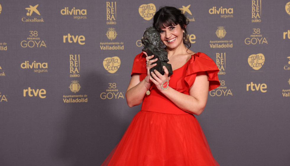 Archivo - La actriz Janet Novás posa con el Goya a Mejor Actriz Revelación, por su trabajo en 'O corno', durante la gala de la 38 edición de los Premios Goya, en el Auditorio Feria de Valladolid, a