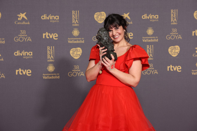 Archivo - La actriz Janet Novás posa con el Goya a Mejor Actriz Revelación, por su trabajo en 'O corno', durante la gala de la 38 edición de los Premios Goya, en el Auditorio Feria de Valladolid, a 10 de febrero de 2024, en Valladolid, Castilla y León,