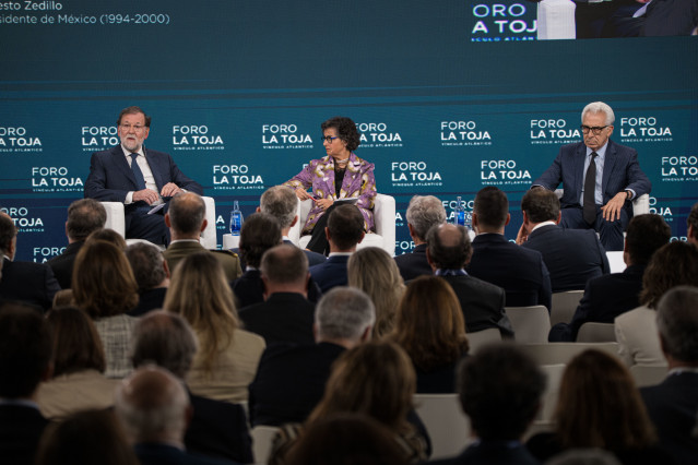 (I-D) El expresidente del Gobierno, Mariano Rajoy; la exministra de Asuntos Exteriores, Arancha González Laya y el expresidente de México, Ernesto Zedillo, en el Foro La Toja 2025.