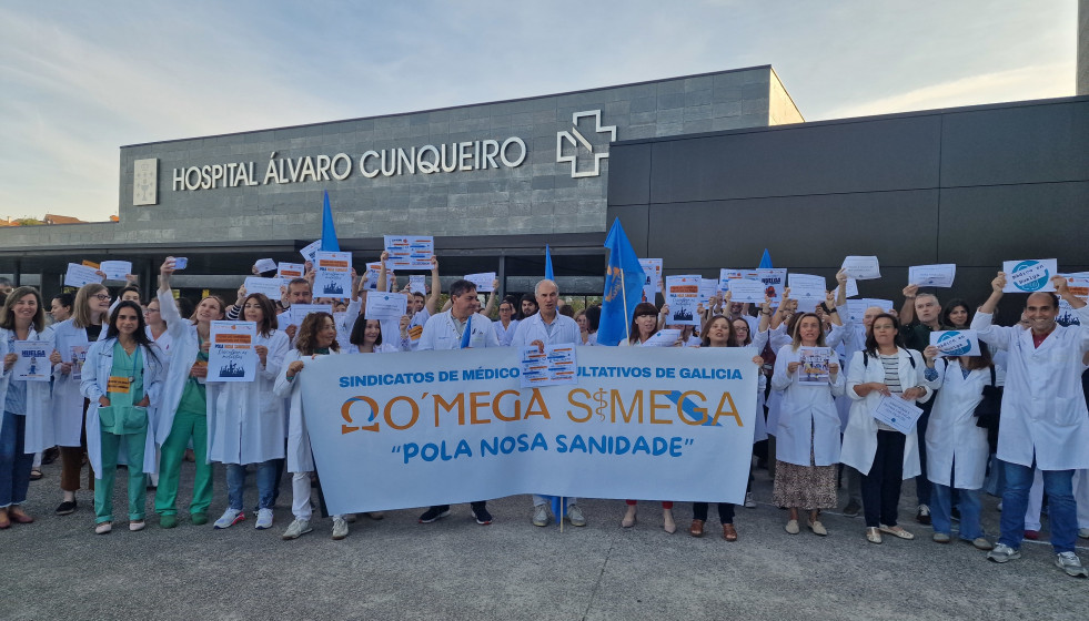 Imagen de la concentración ante el hospital de Vigo.