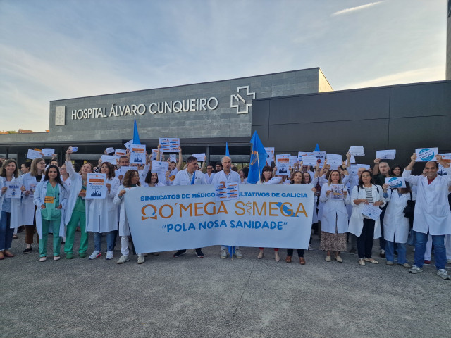 Imagen de la concentración ante el hospital de Vigo.