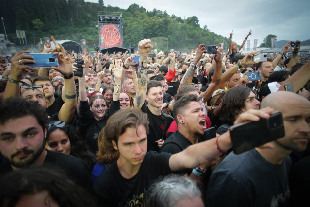 Archivo - Público durante la actuación de la banda Fever 333 en el Resurrection Fest, a 30 de junio de 2023, en Viveiro, Lugo, Galicia (España). Fever 333 es una banda de rock estadounidense formada en Inglewood, California, en 2017.