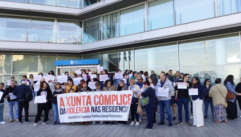 Concentración en Vigo de trabajadores de residencias de mayores.