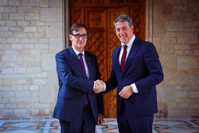El secretario xeral del PSdeG, José Ramón Gómez Besteiro, con el presidente de la Gneralitat y del PSC, Salvador Illa.
