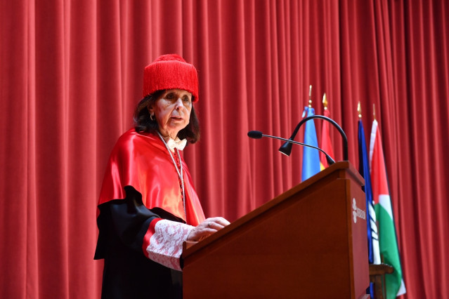 La catedrática María Emilia Casas investida Doctora Honoris Causa por la Universidade da Coruña