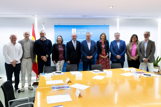 El conselleiro de Sanidade, Antonio Gómez Caamaño, se ha reunido este viernes con el presidente de la Organización Médica Colegial, Tomás Cobo, y con los presidentes de los cuatro colegios oficiales de médicos de Galicia