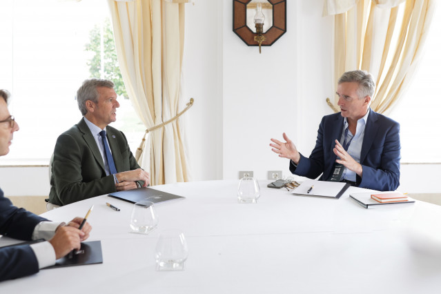 El presidente da Xunta, Alfonso Rueda, se reúne con el embajador del Reino Unido en España, Alex Ellis.